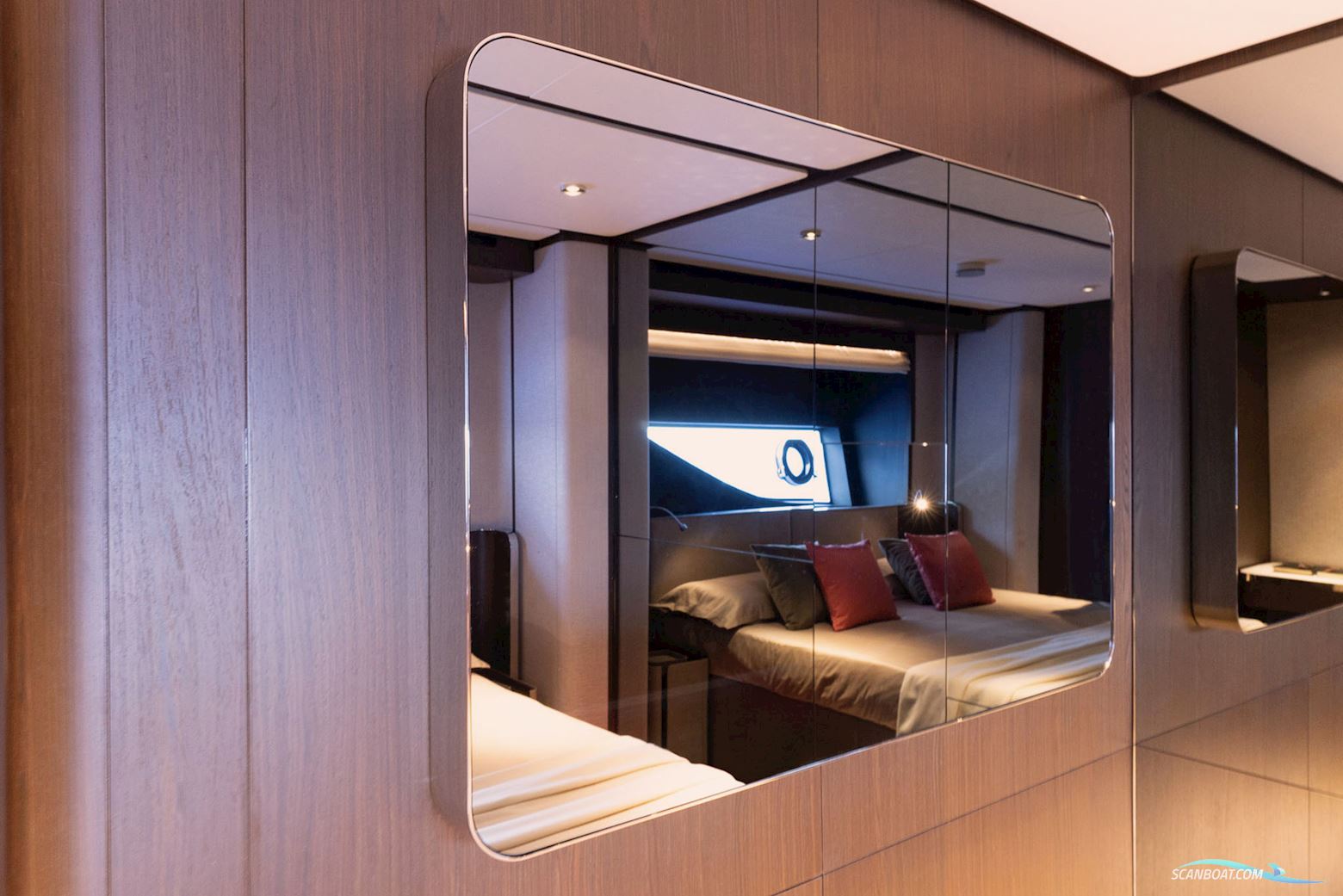Ferretti Yachts 860
