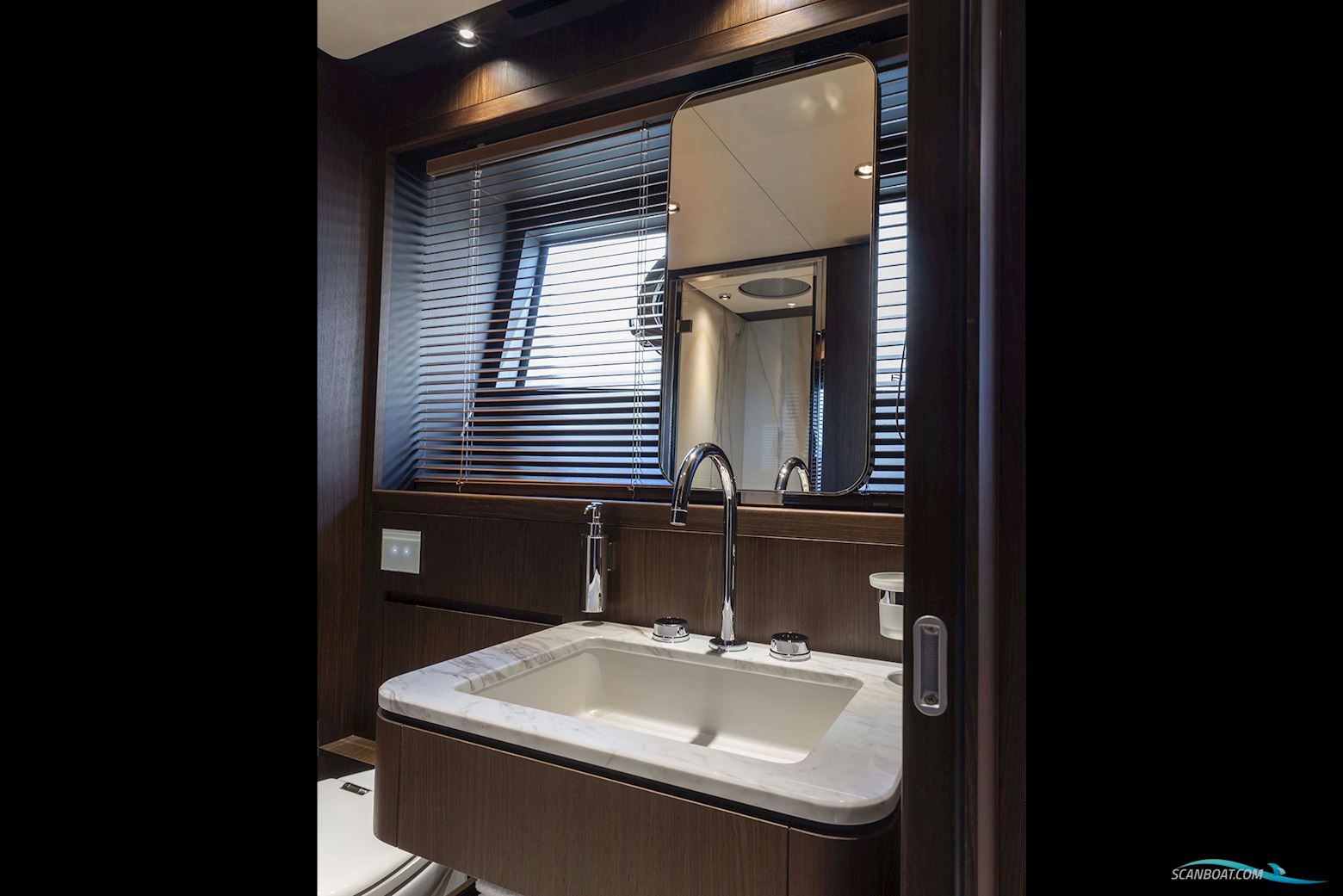 Ferretti Yachts 860
