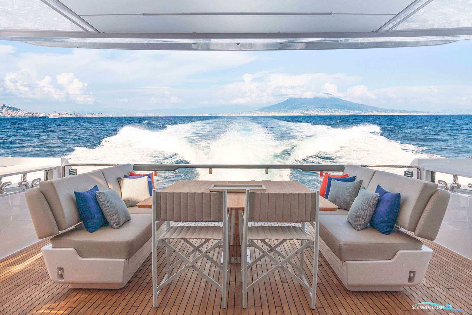 Ferretti Yachts 860