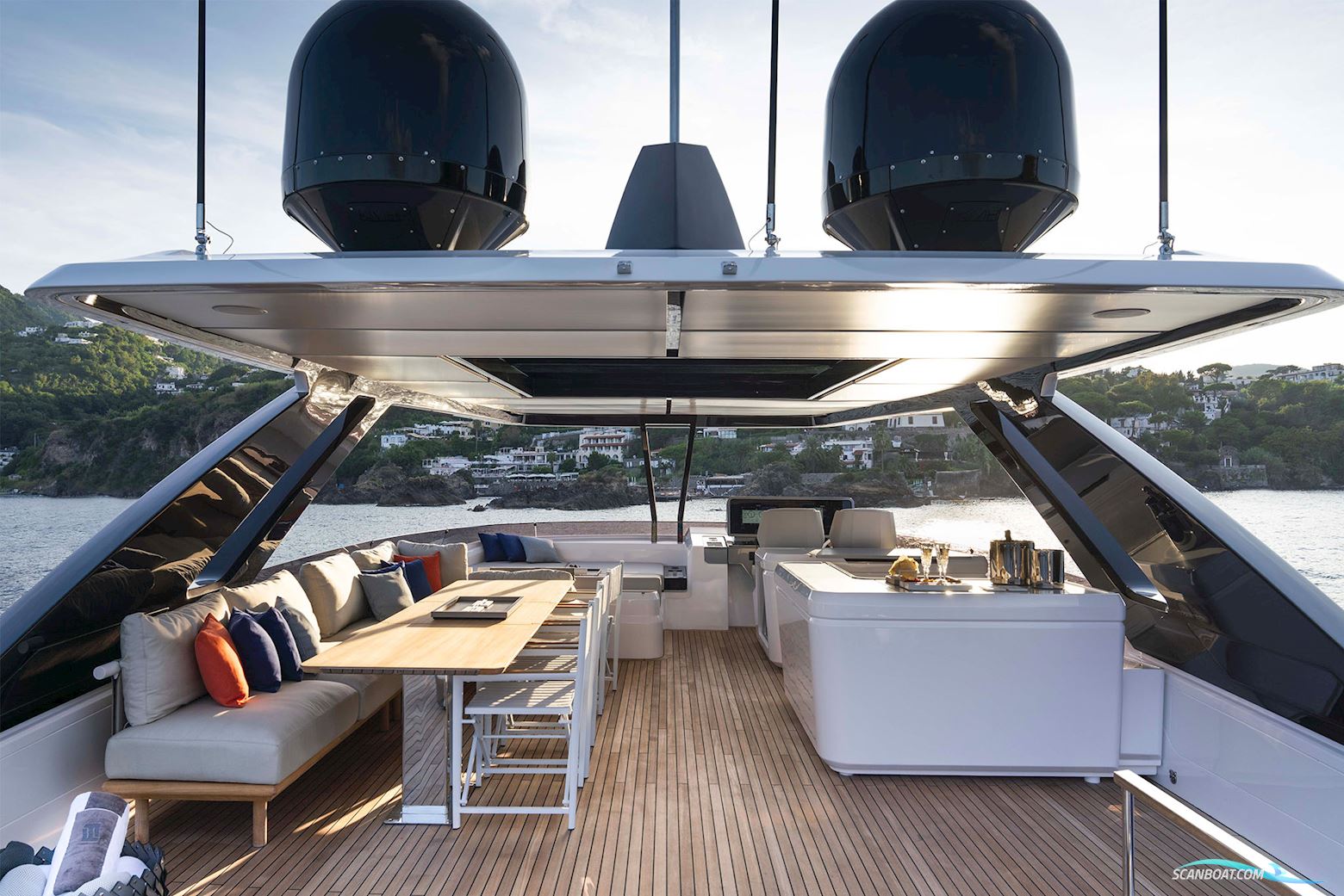 Ferretti Yachts 860