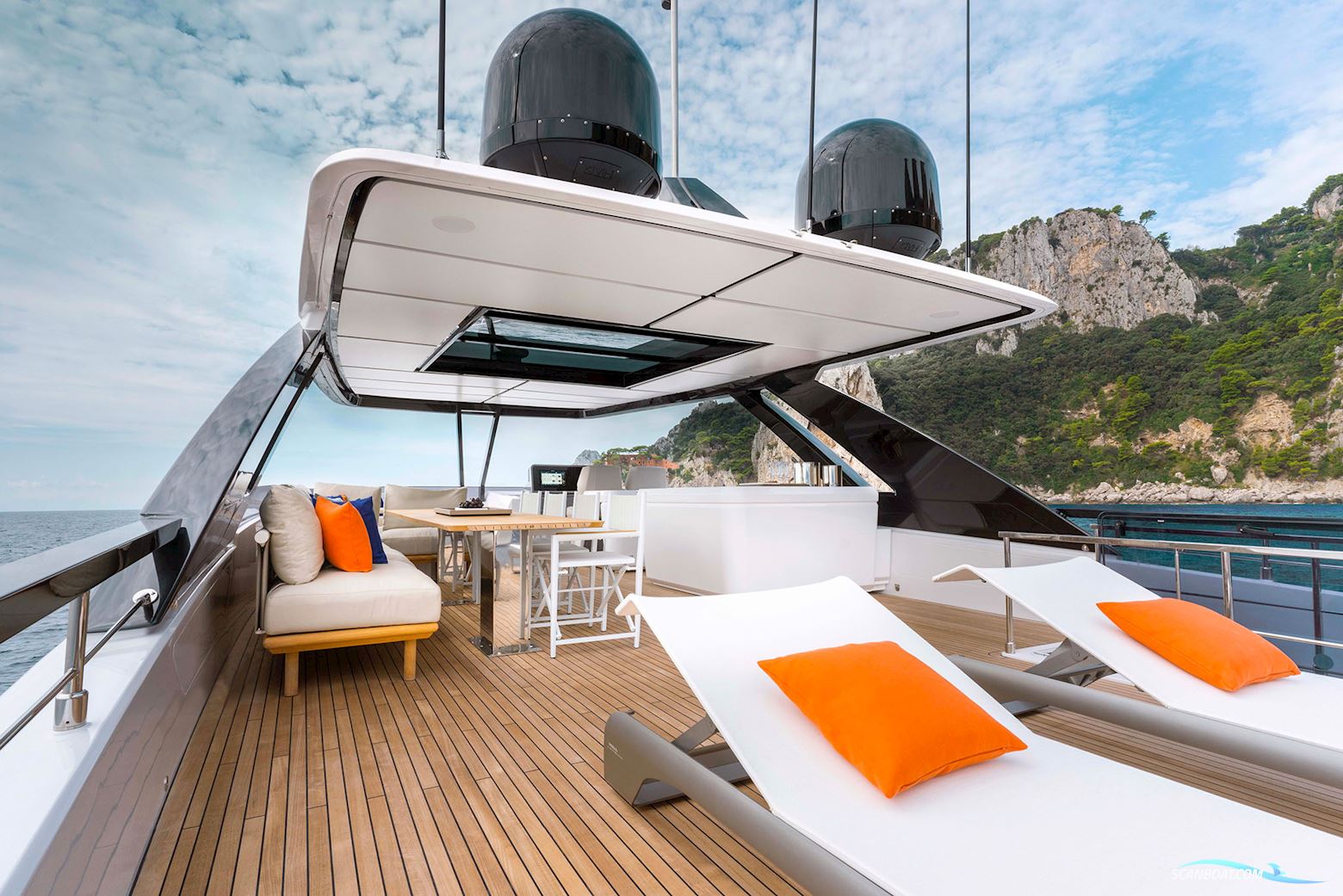 Ferretti Yachts 860