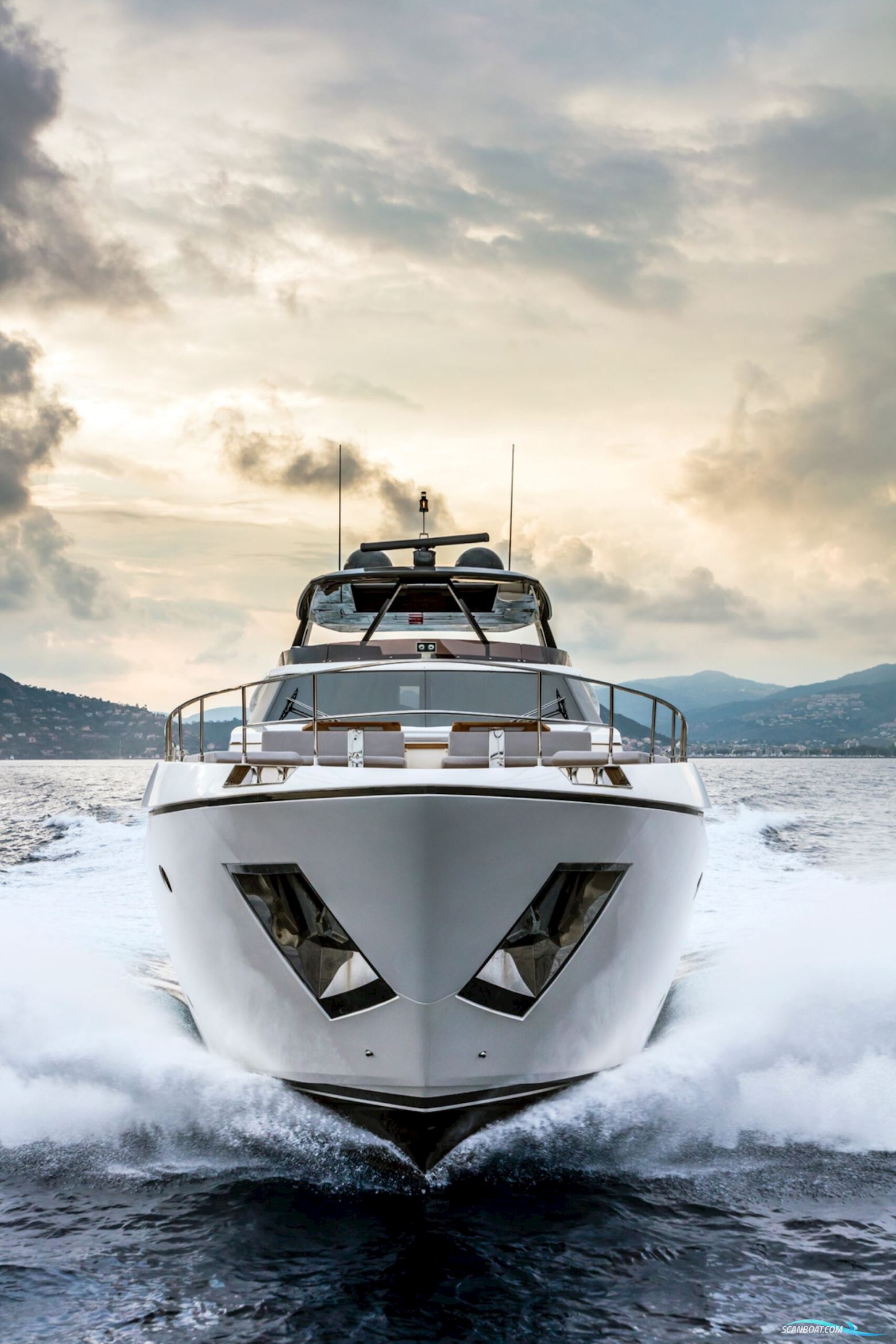 Ferretti Yachts 920
