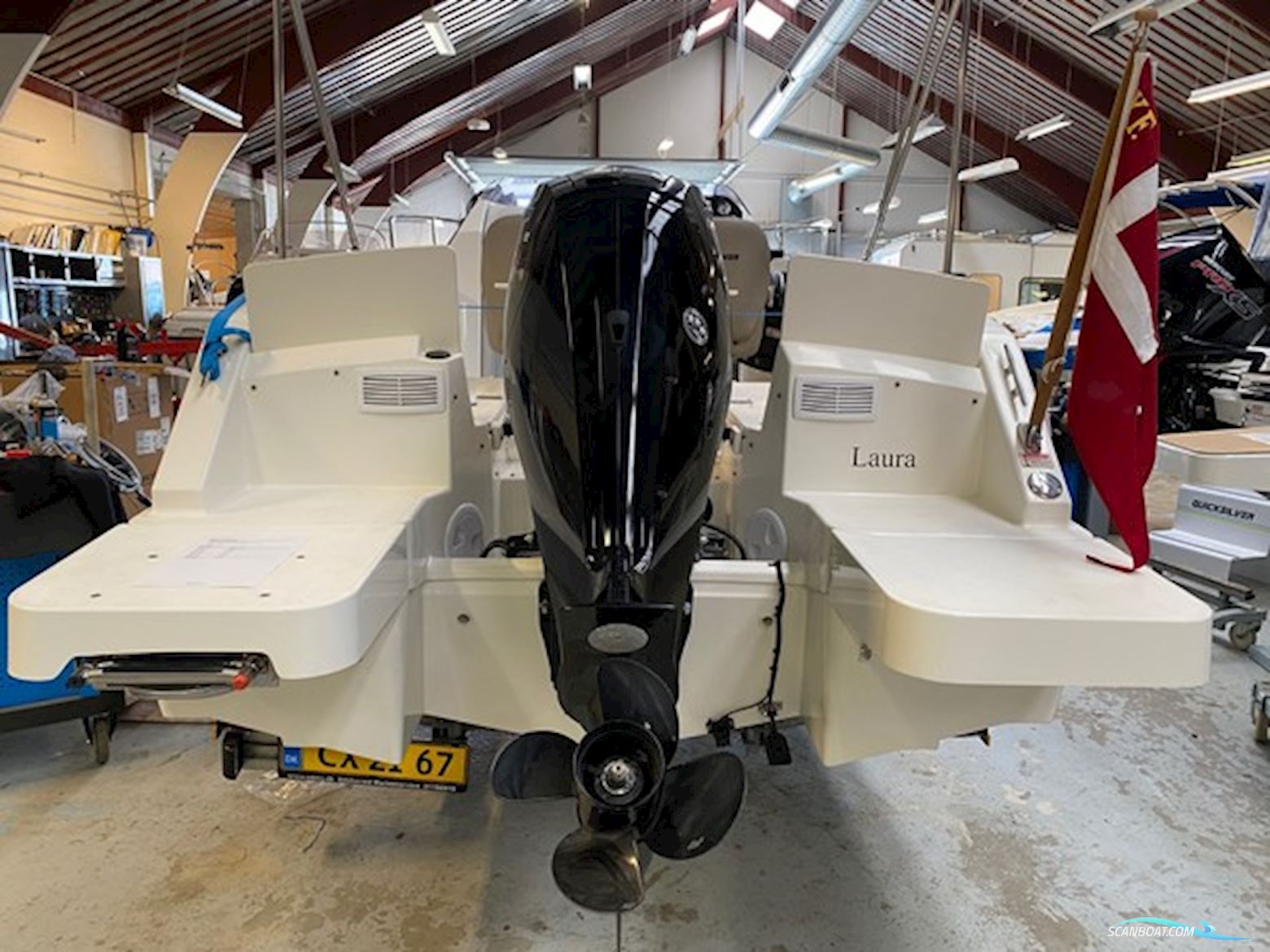 Flot Quicksilver 555 Med Mercury 100 HK CT, Kun 93,6 Timer, Smartcraft, Simrad GO7, Fusion Lydanlæg, Køleskab og Flexiteak. Velholdt og Vinteropbevar