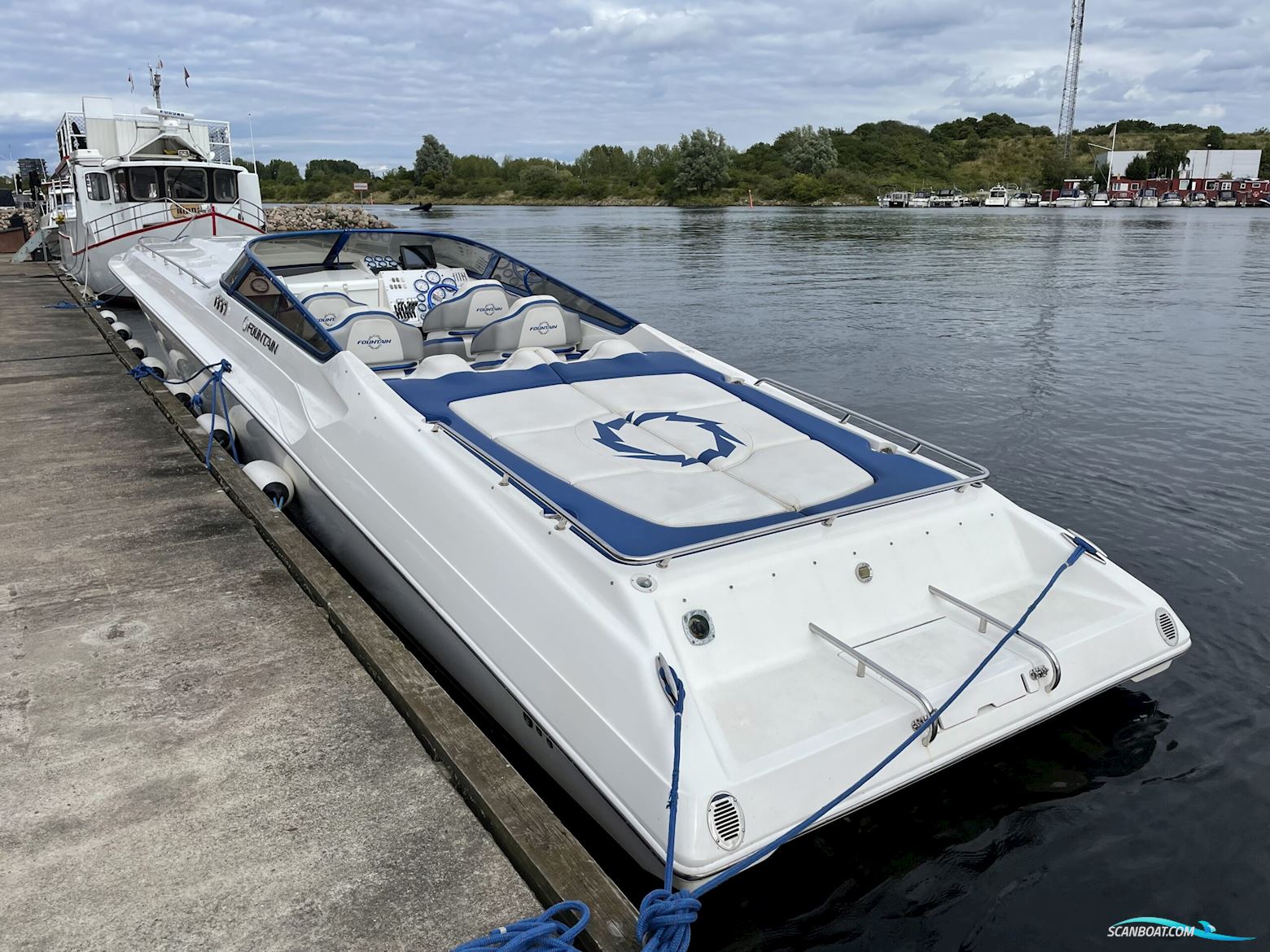 Fountain 47 Lightning