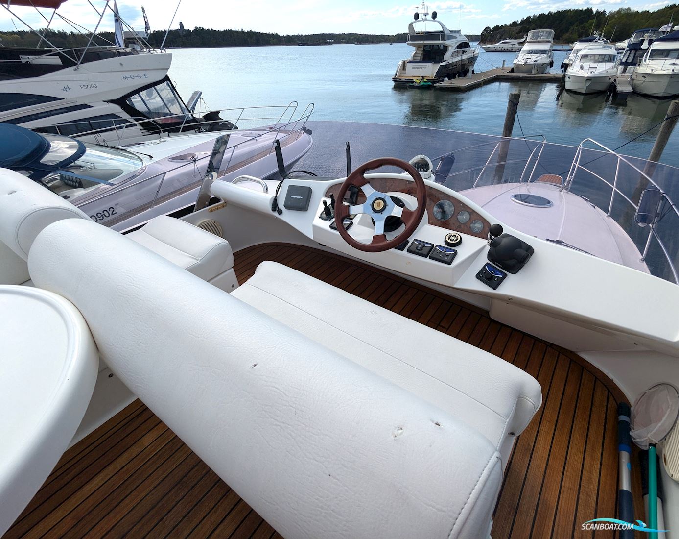 Galeon 330 Fly