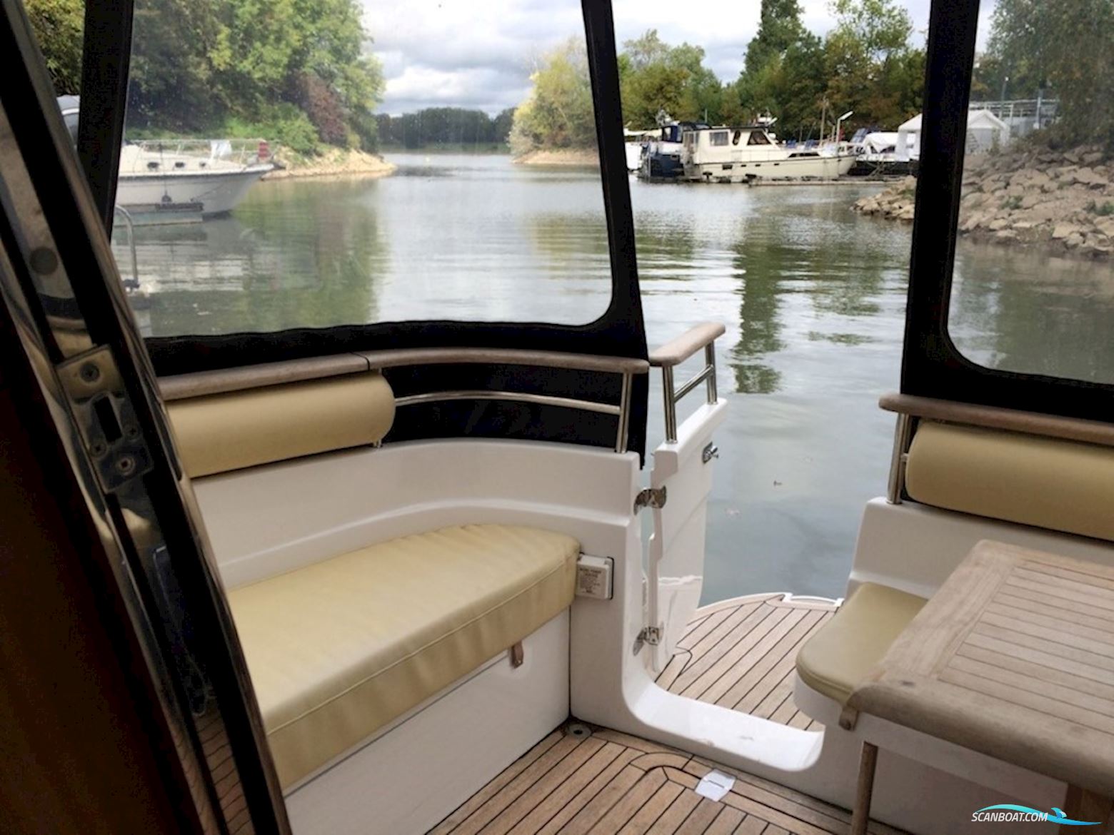 Galeon 330 Fly