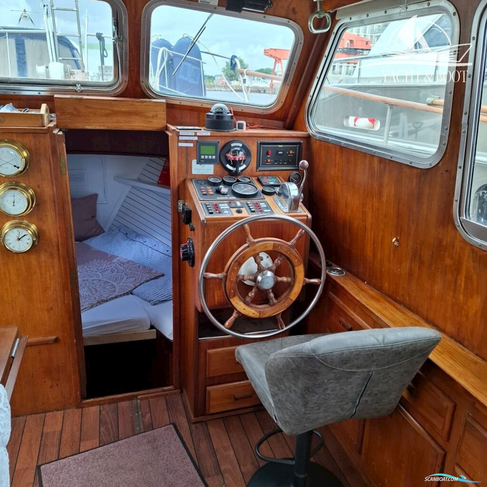 Gladstone Lyall & Co Gladstone Lyall & Co Aquila Queen Trawler 35