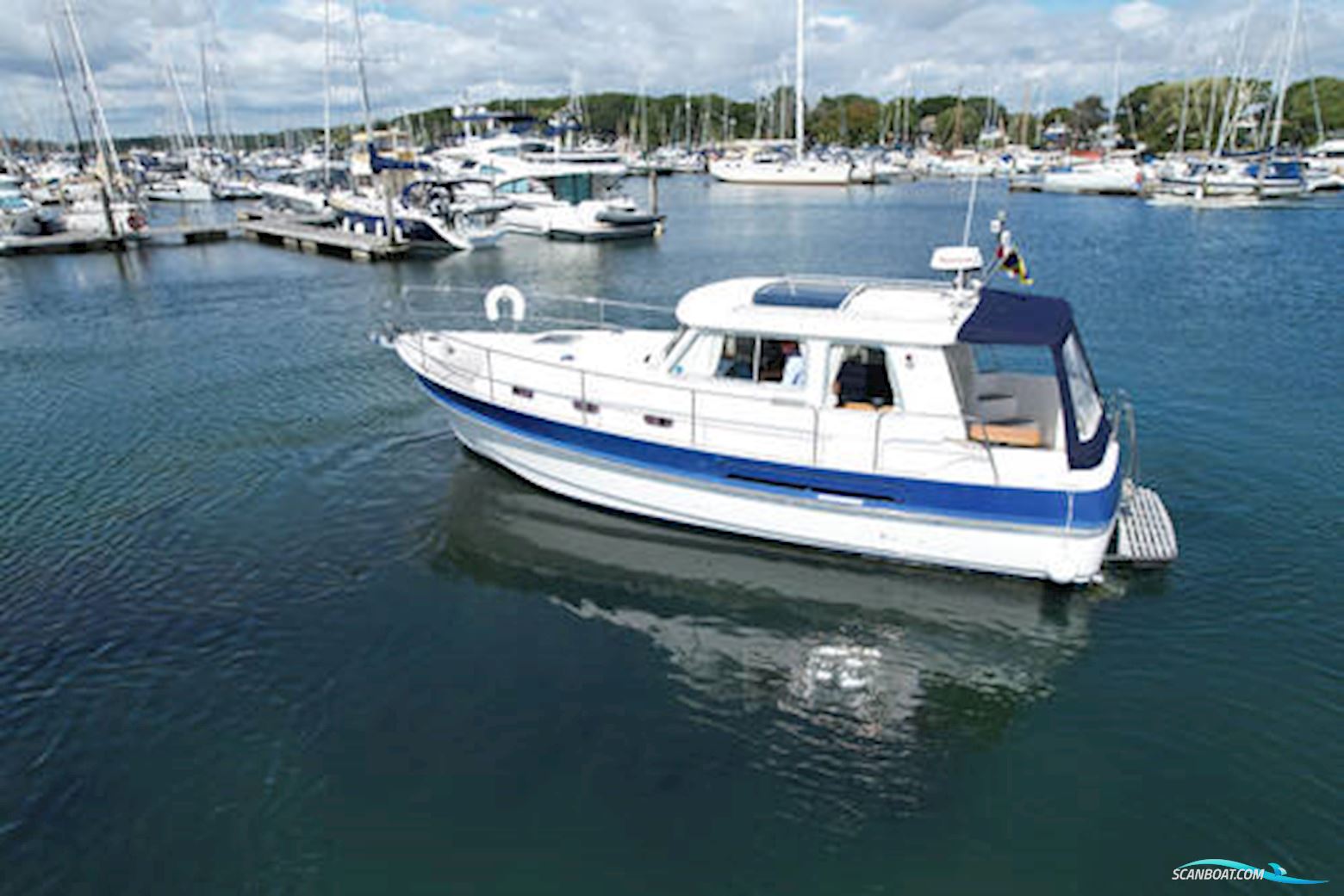 Hardy Marine 32 Commander