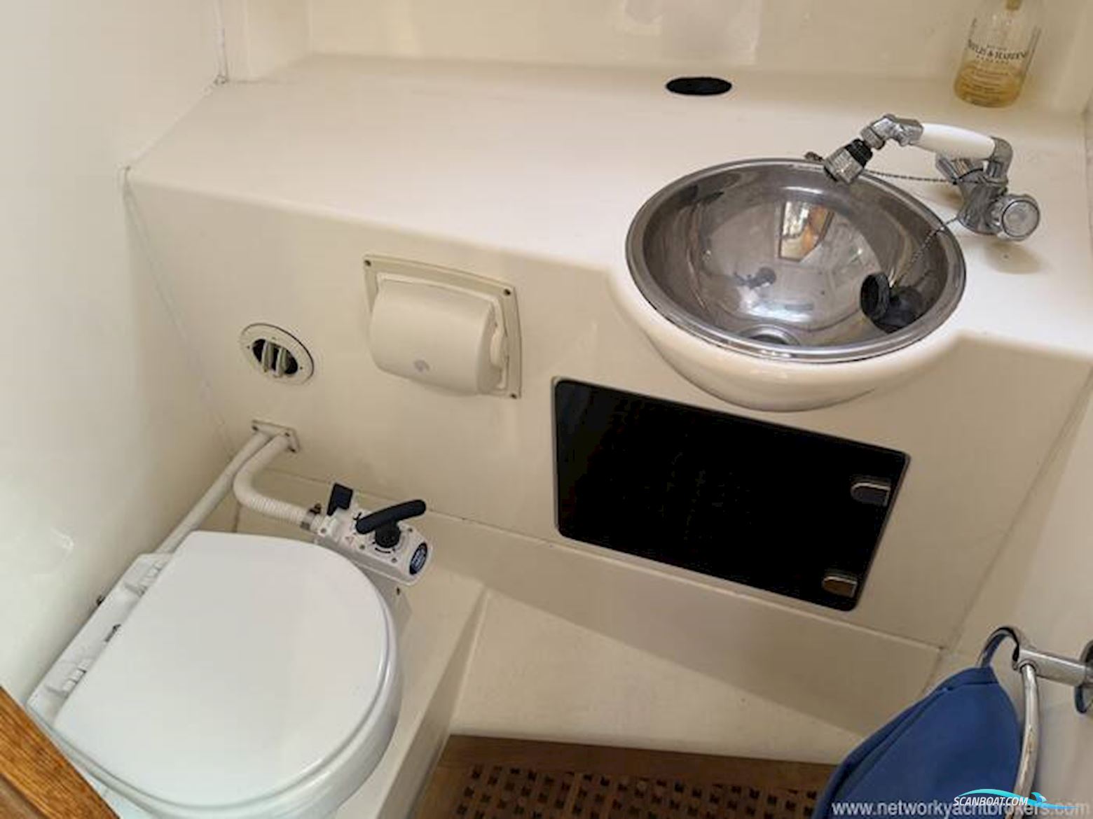 Hardy Marine 32 Commander