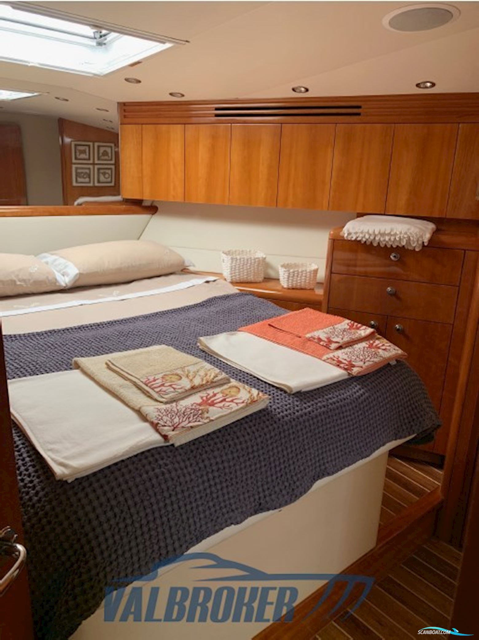 Hatteras 70' Convertible