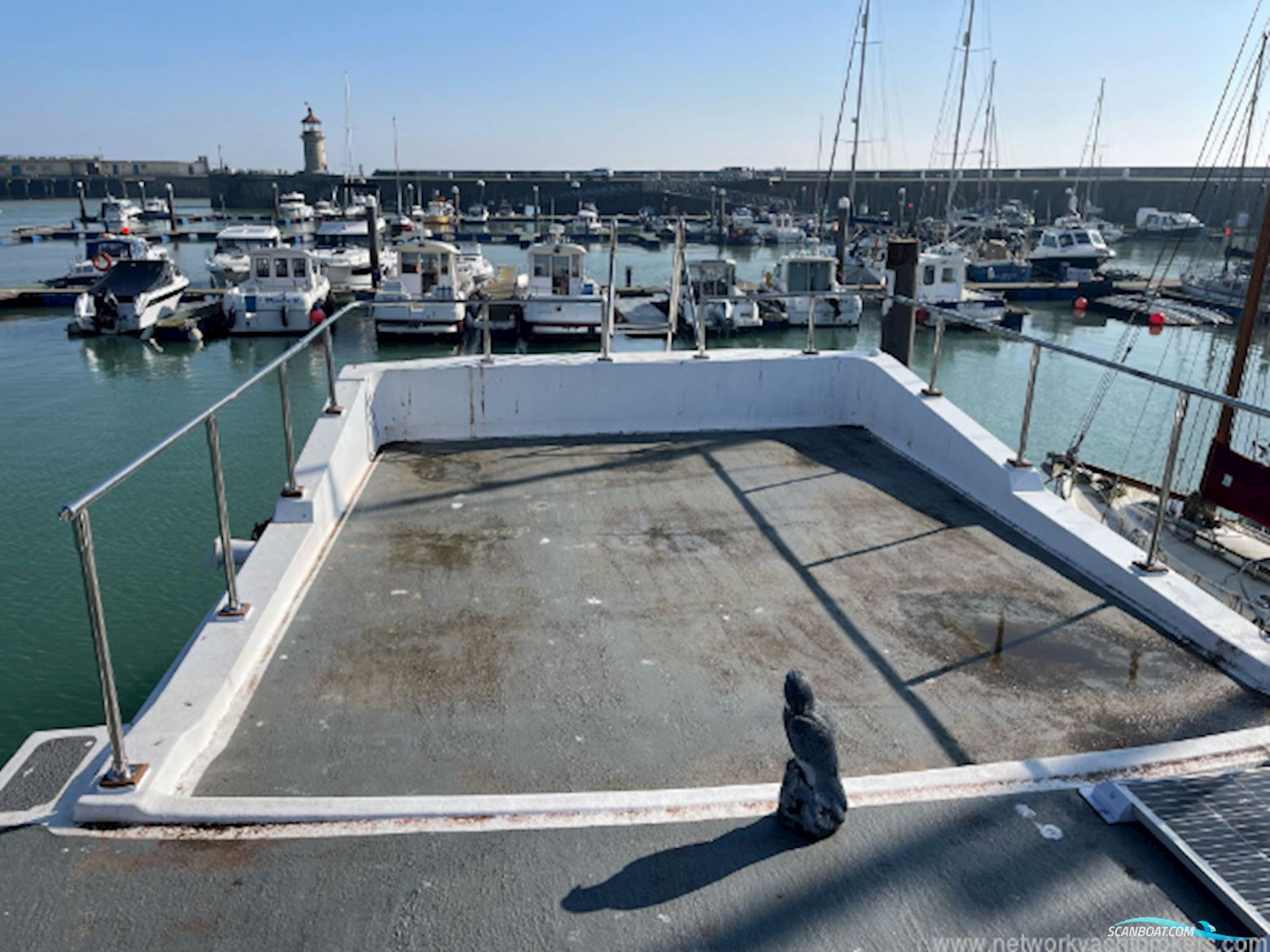 Houseboat Powercat 40 converted to a