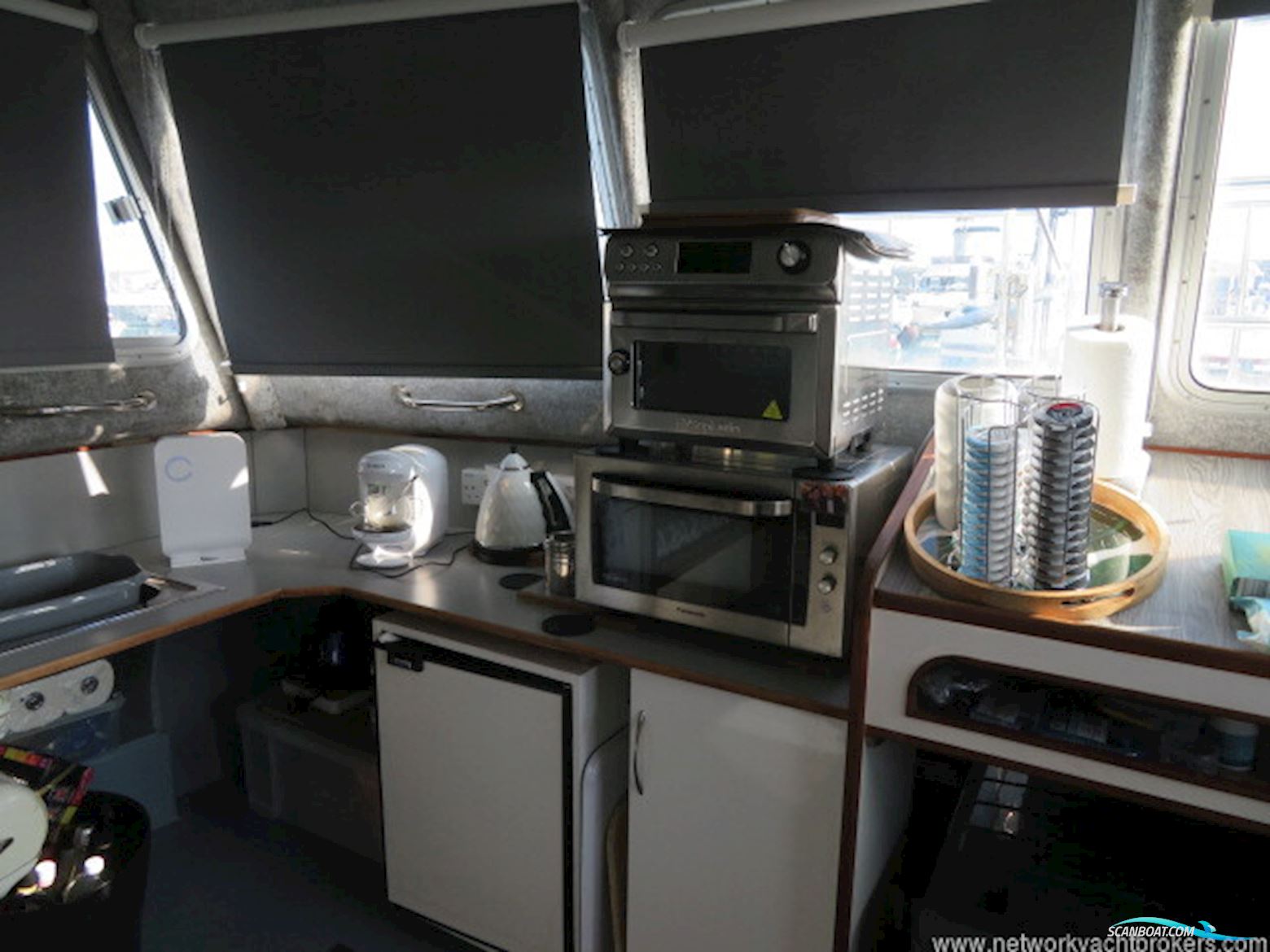 Houseboat Powercat 40 converted to a