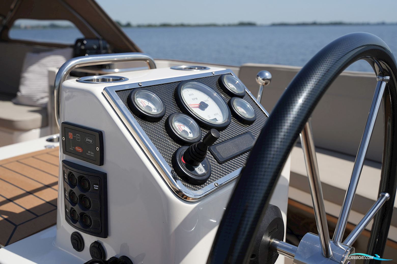 Interboat Intender 820