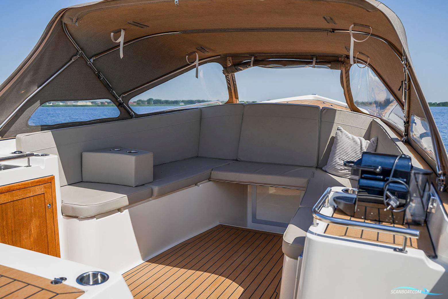 Interboat Intender 820