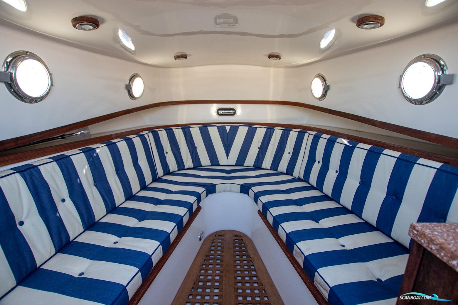 Jan Van Gent 10.35 Cabin