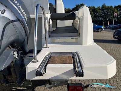 Jeanneau 605 Merry Fisher Marlin Nordic Line med 100 hk Yamaha-EFI 4 takt og 2000 kg Brenderup ASR trailer med el-spil Motorboat 2019, with Yamaha engine, Denmark