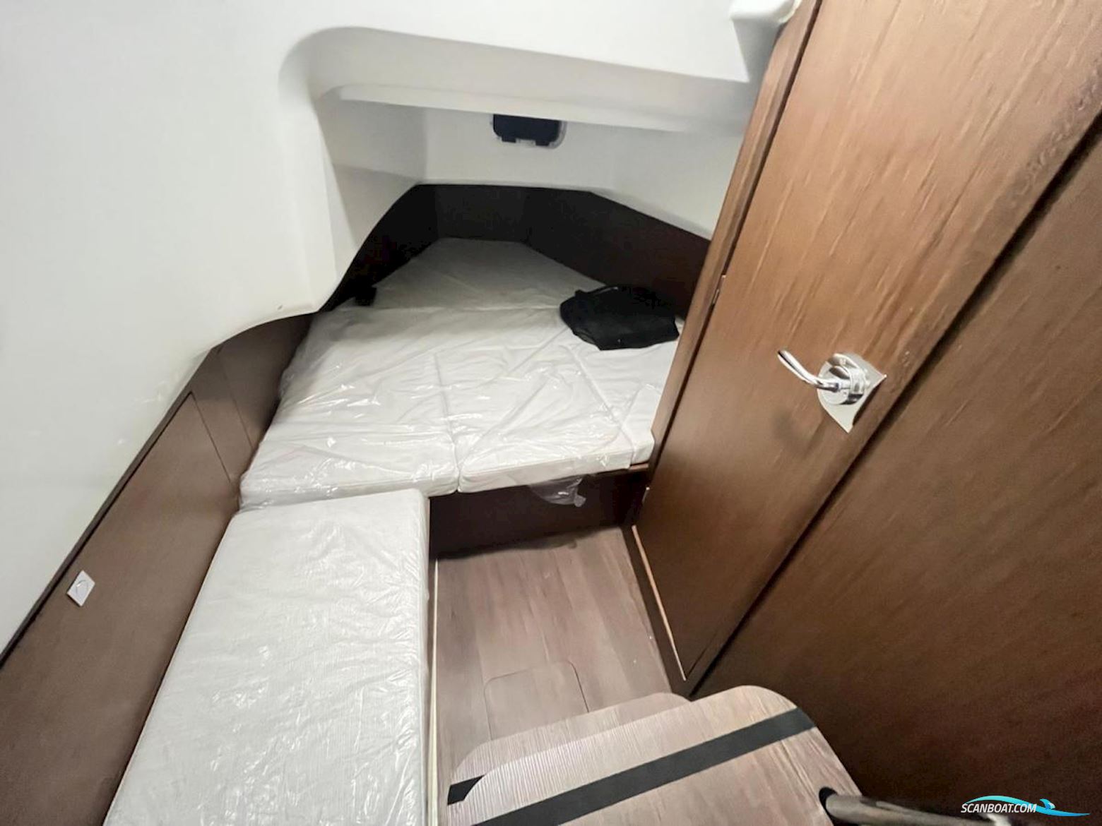 Jeanneau 9.0 Center Console