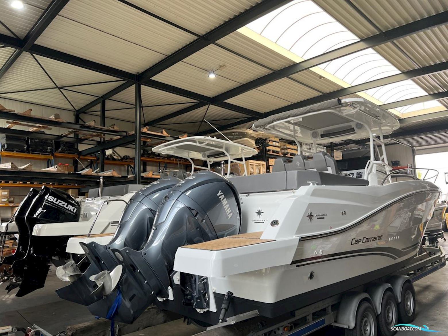 Jeanneau Cap Camarat 9.0 Center Console