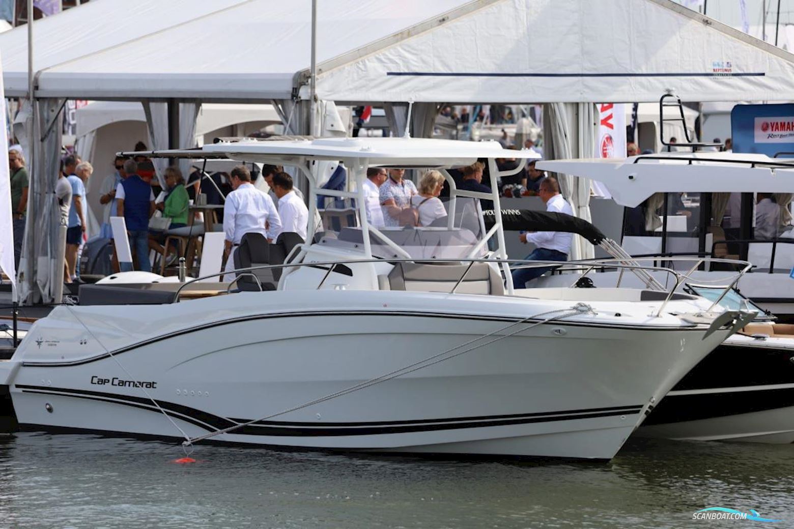 Jeanneau Cap Camarat 9.0 Center Console