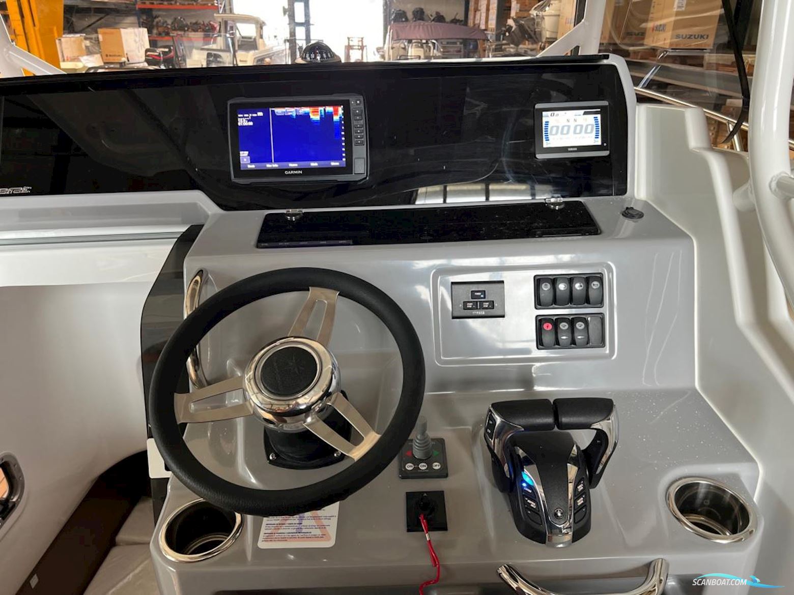 Jeanneau Cap Camarat 9.0 Center Console