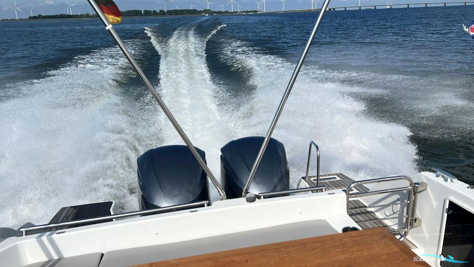 Jeanneau Cap Camarat 9.0 Center Console
