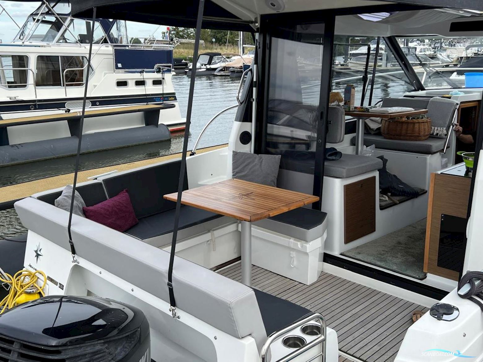 Jeanneau Merry Fisher 895 met boeg en heckschroef