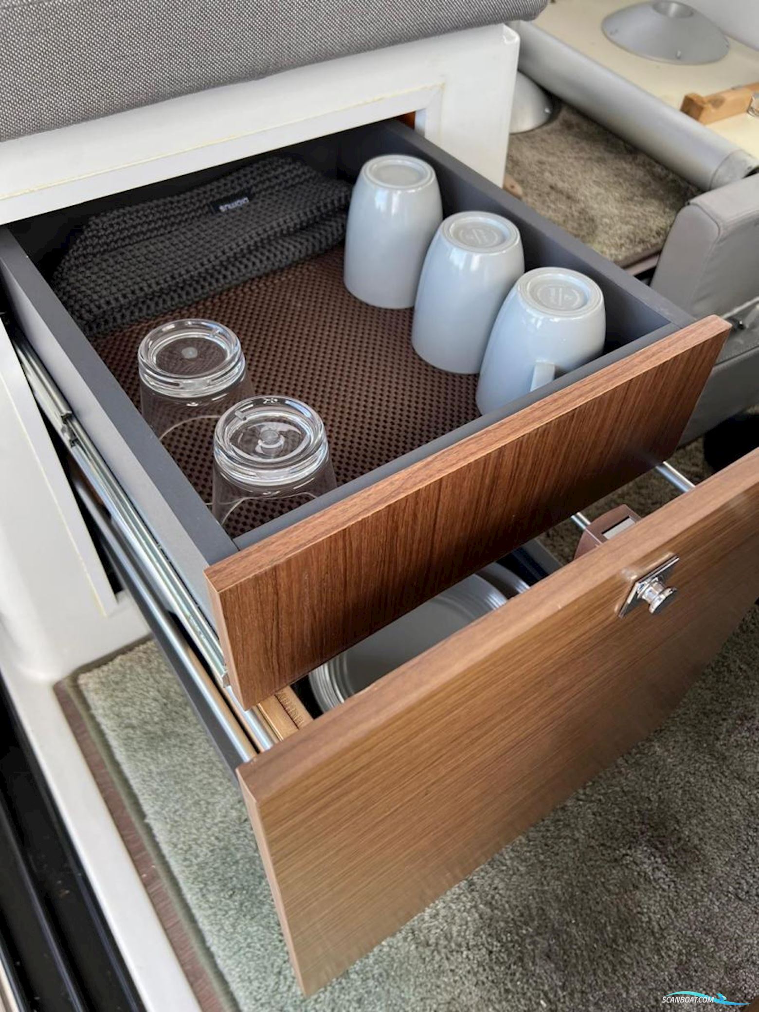 Jeanneau Merry Fisher 895 met boeg en heckschroef