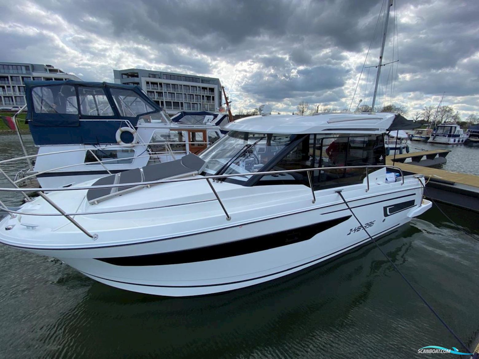 Jeanneau Merry Fisher 895 met boeg en heckschroef