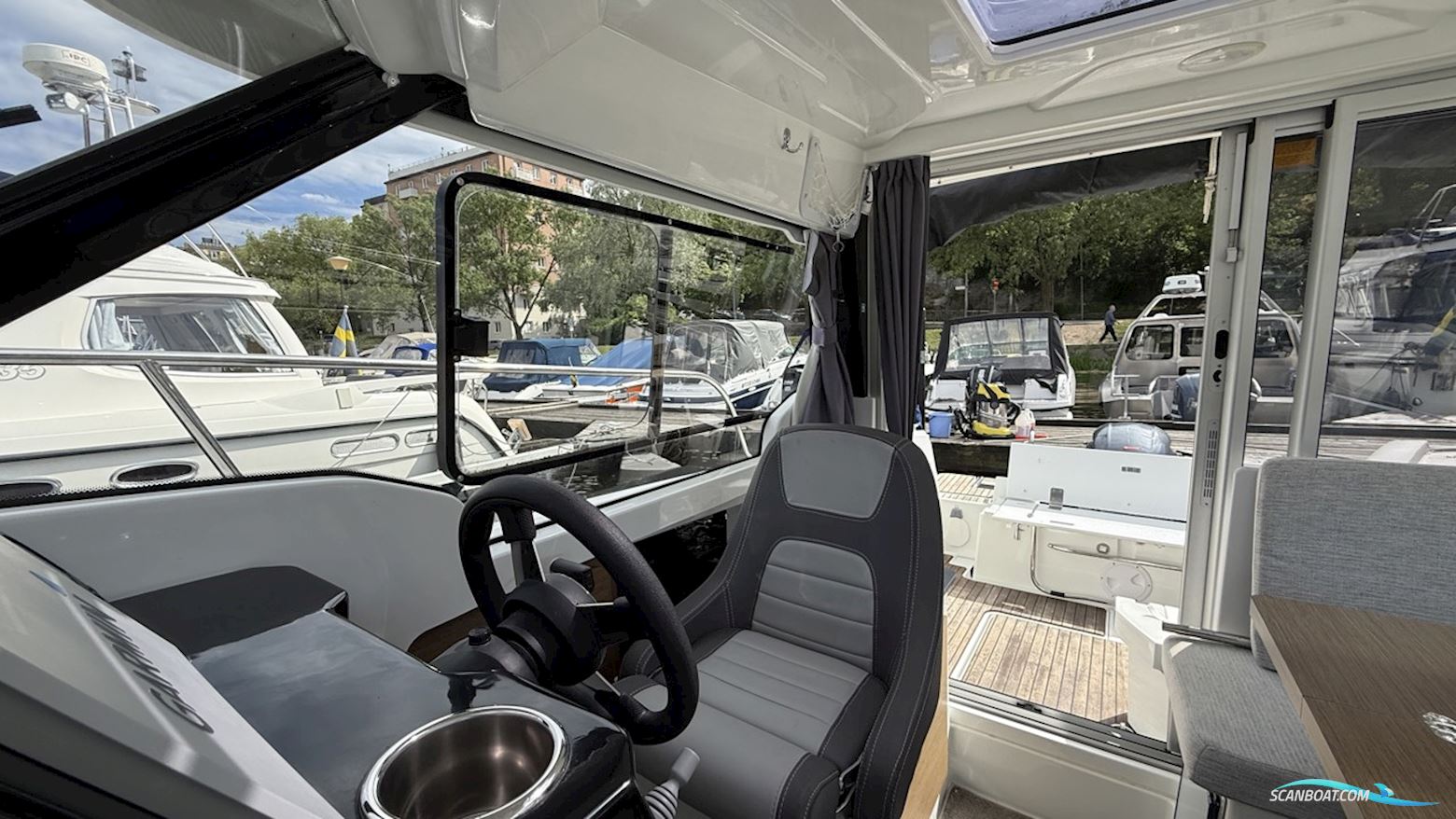 JEANNEAU MOTORBÅT MERRY FISHER 695