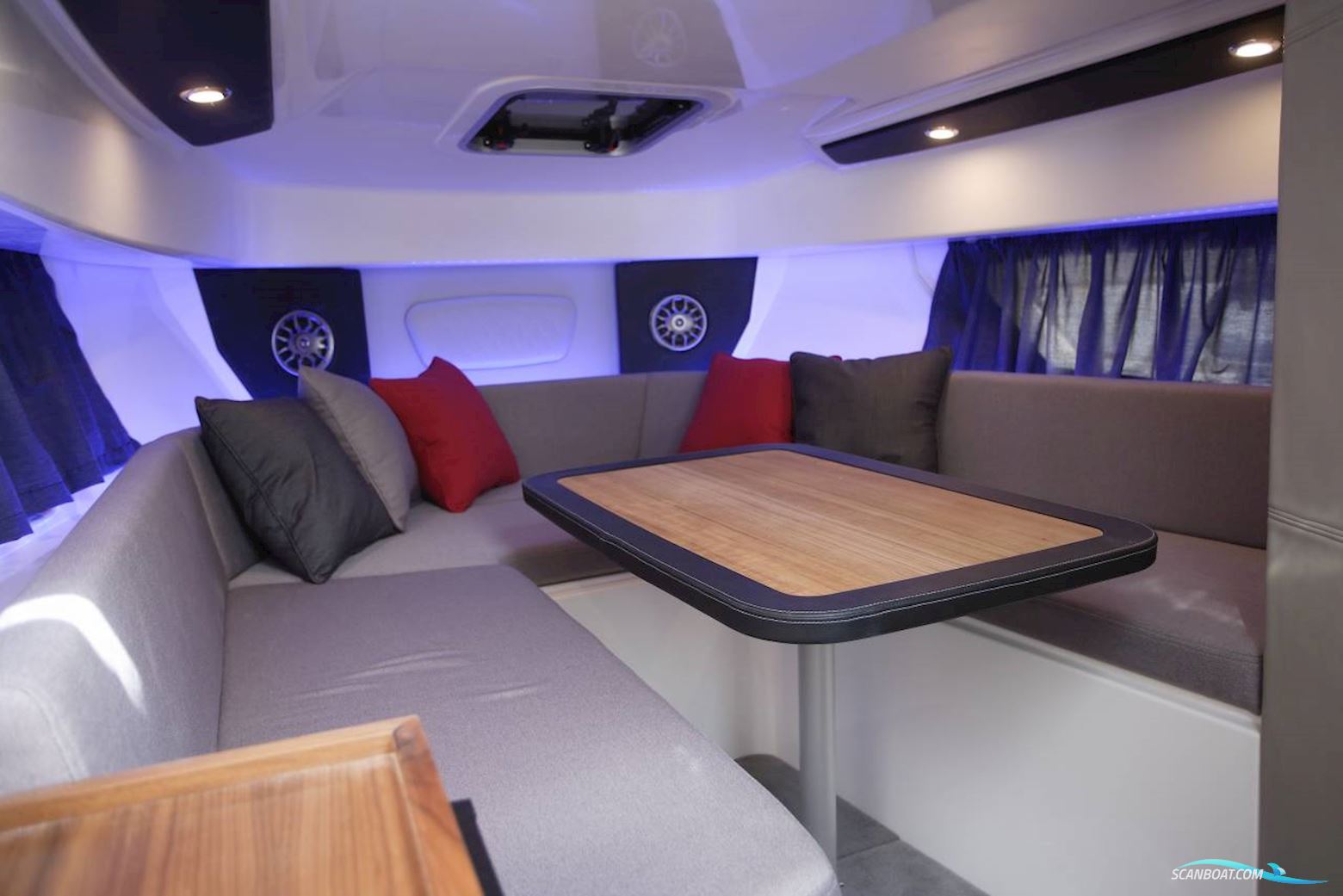 Karnic SL800 - F375 Xto - V8 Yamaha/Udstyr