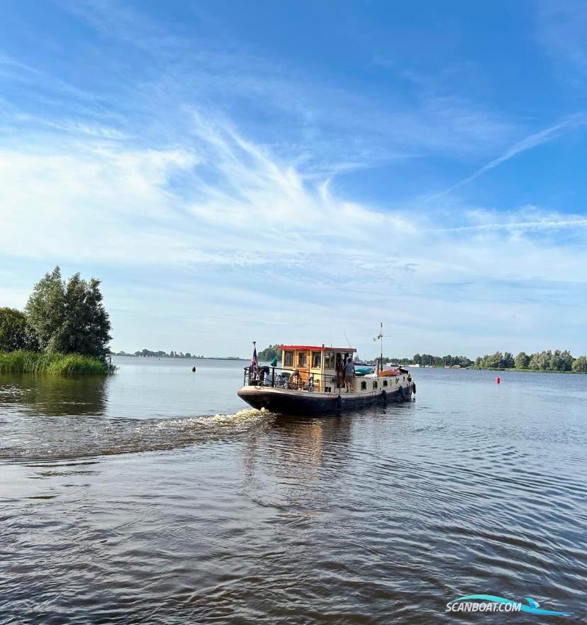 Luxe Motor Live Aboard