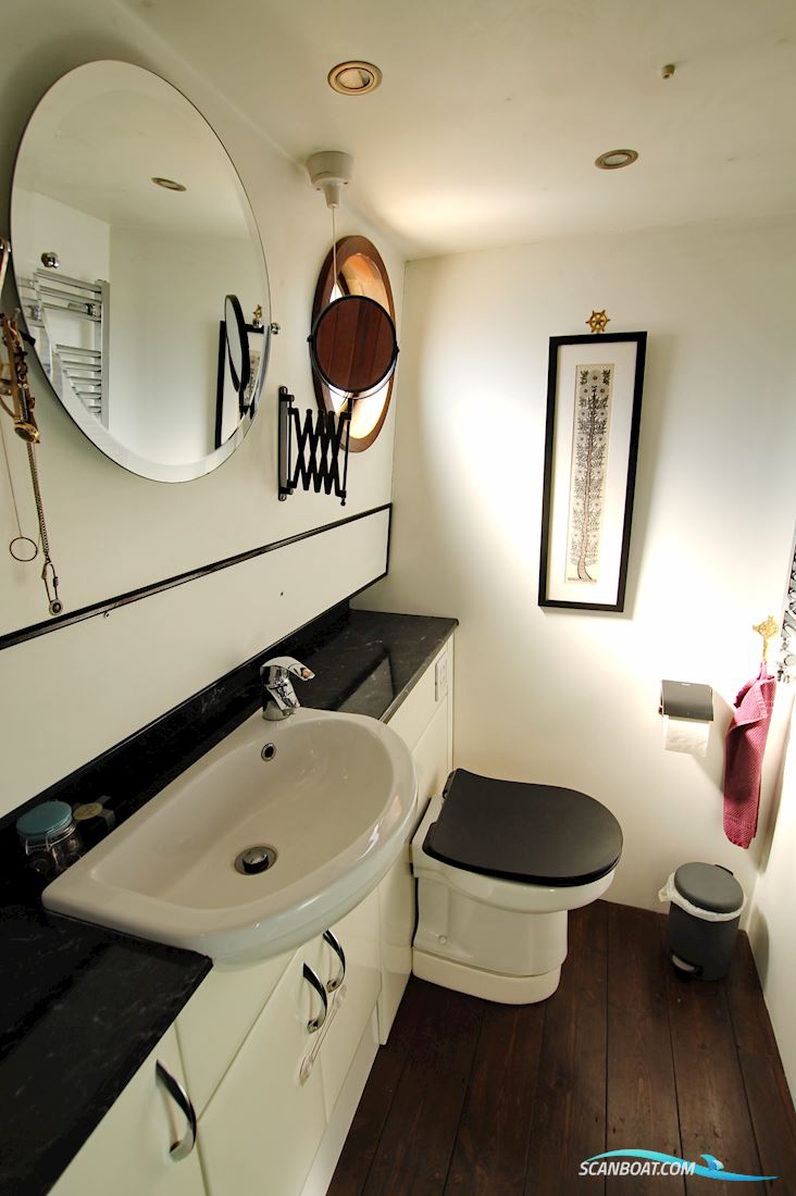 Luxe Motor Live Aboard