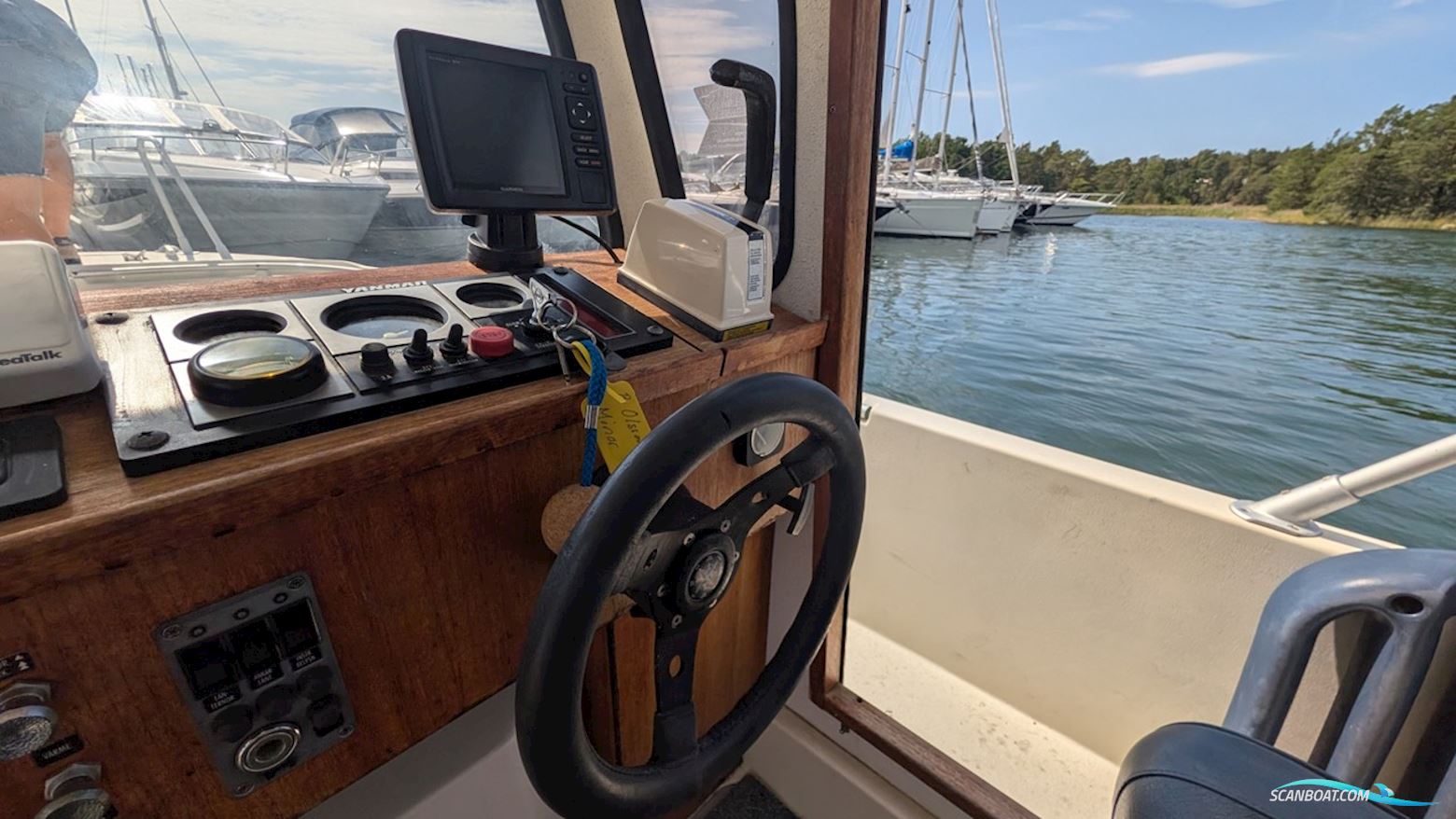 Minor 6400 Walk Round Cabin
