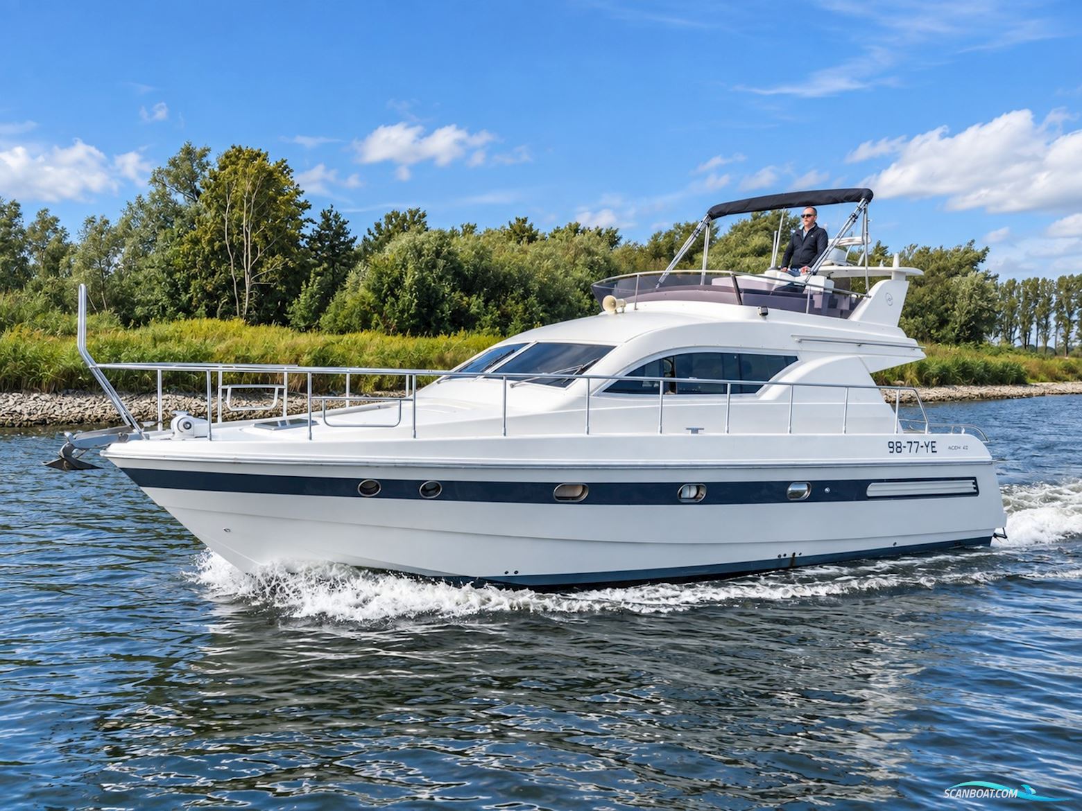 Mochi Craft 43 Flybridge Motorboat 1995, with Iveco engine, The Netherlands