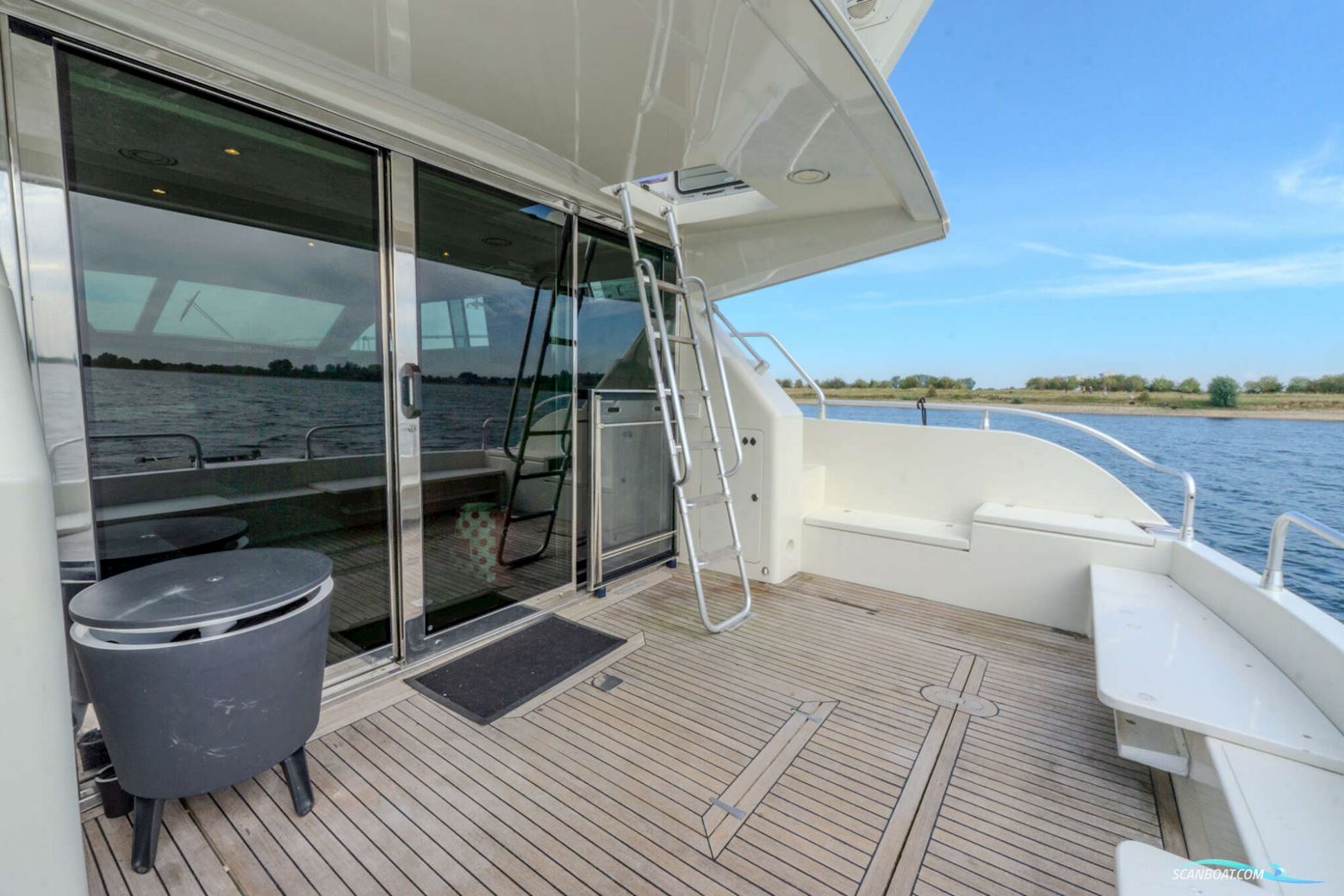 Mochi Craft 43 Flybridge