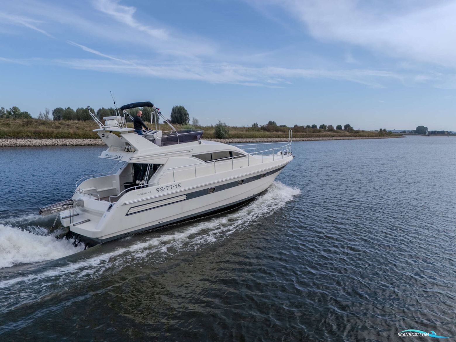 Mochi Craft 43 Flybridge