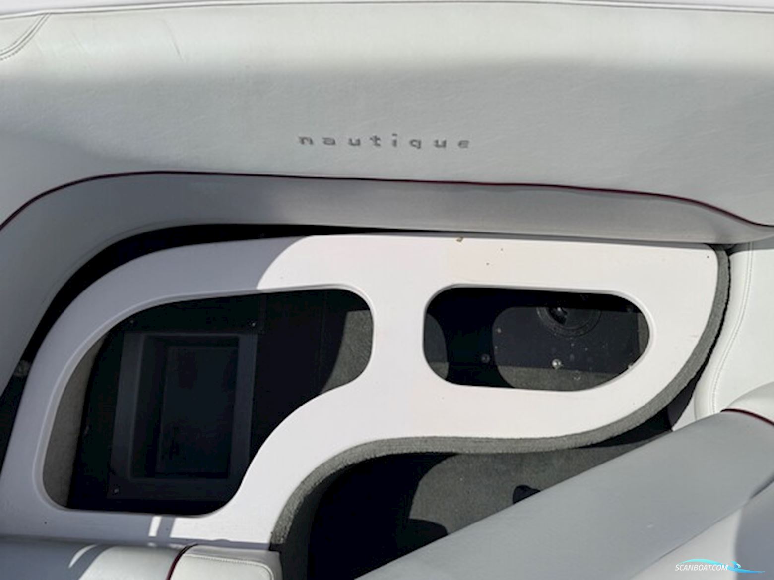 Nautique 226 Limited med 375 hk ZR6 8,1L V8 i/o og 3000 kg Humbauer bådtrailer - Engros til CVR nummer - SOLGT