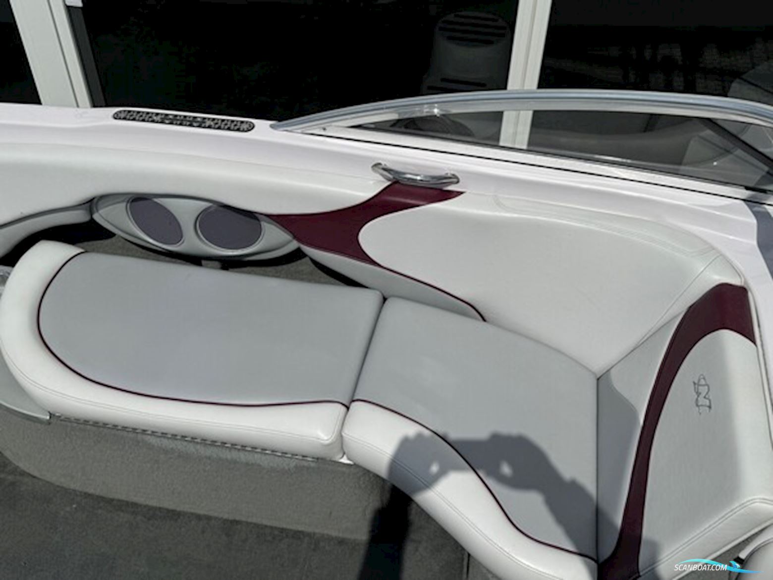 Nautique 226 Limited med 375 hk ZR6 8,1L V8 i/o og 3000 kg Humbauer bådtrailer - Engros til CVR nummer