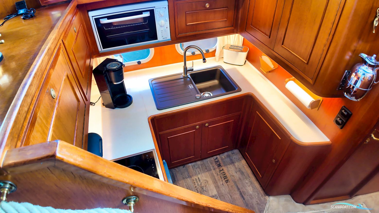 Neptunus 138 / 46 Flybridge Sedan