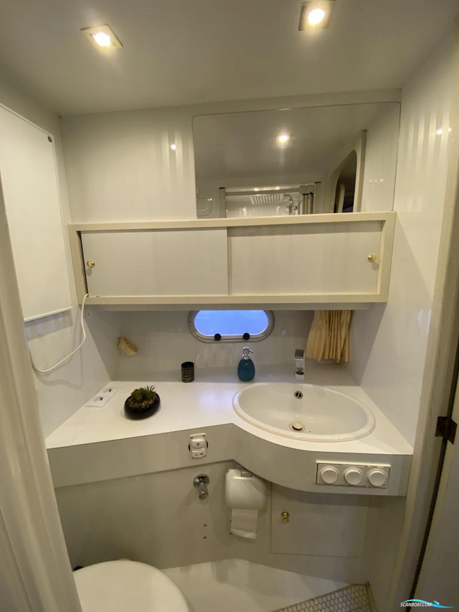 Neptunus 138 Sedan Fly