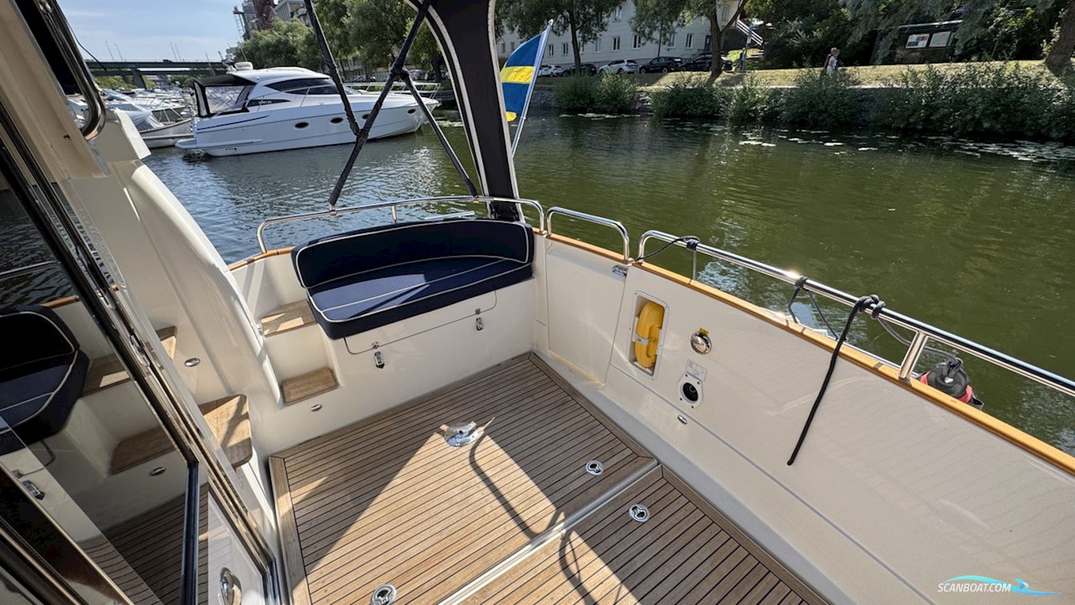 Nimbus 380 Commander