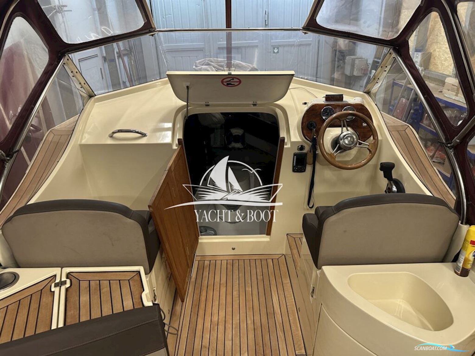 Oud Huijzer 700 Cabine