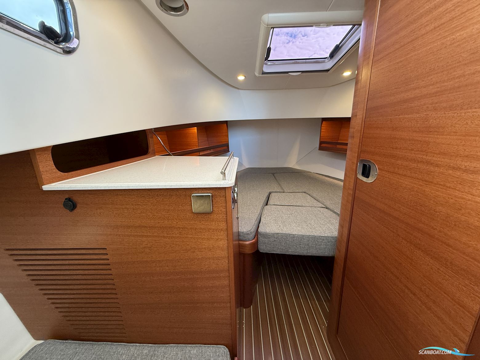 Paragon 31 Cabin