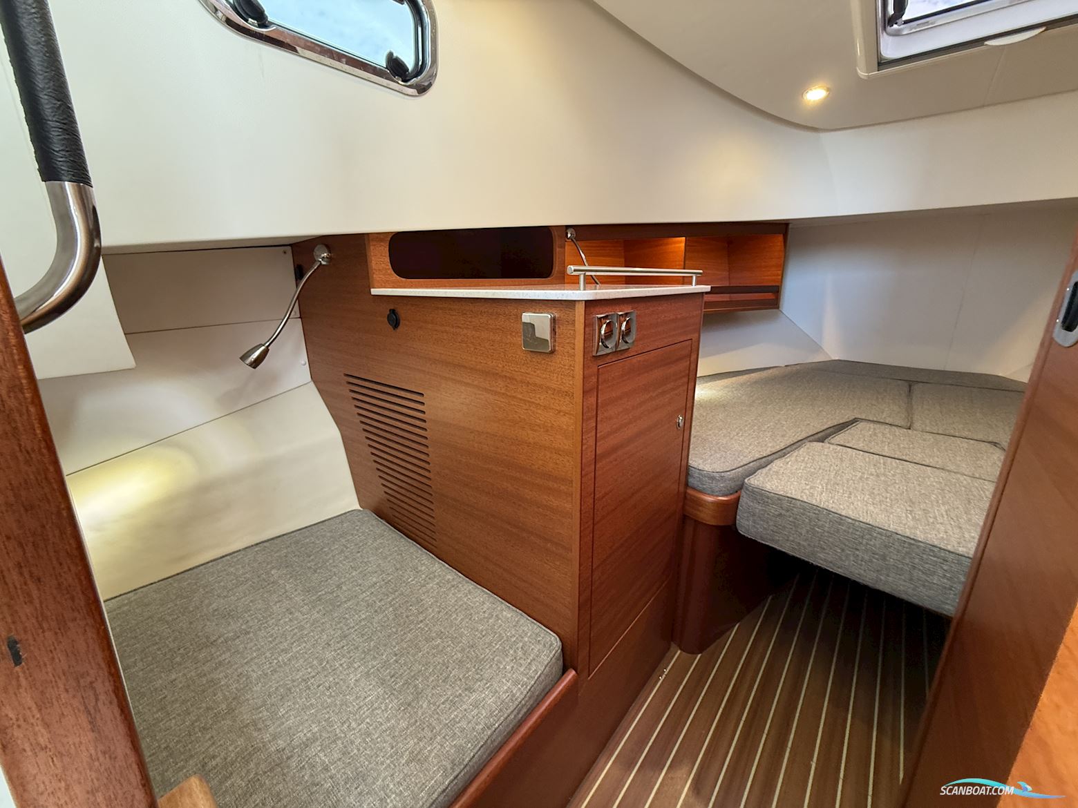 Paragon 31 Cabin
