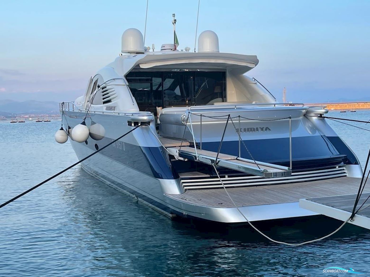 Pershing 76