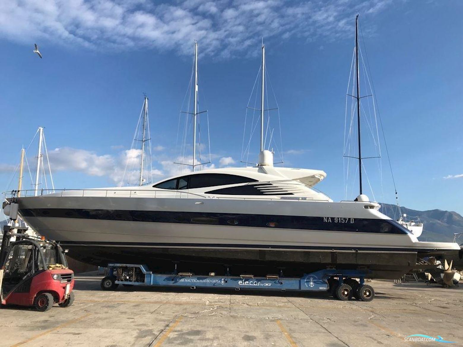 Pershing 76