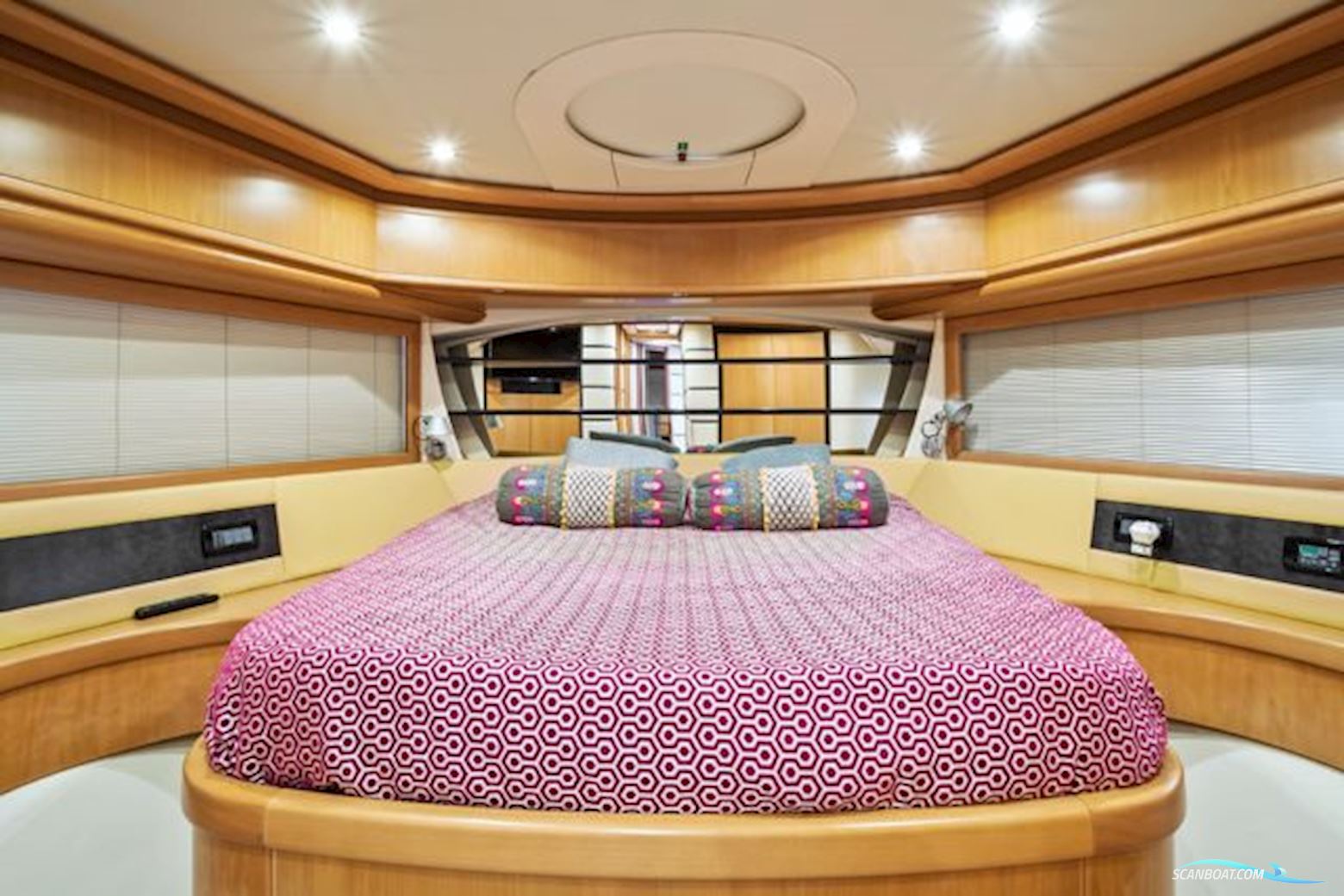 Pershing 76