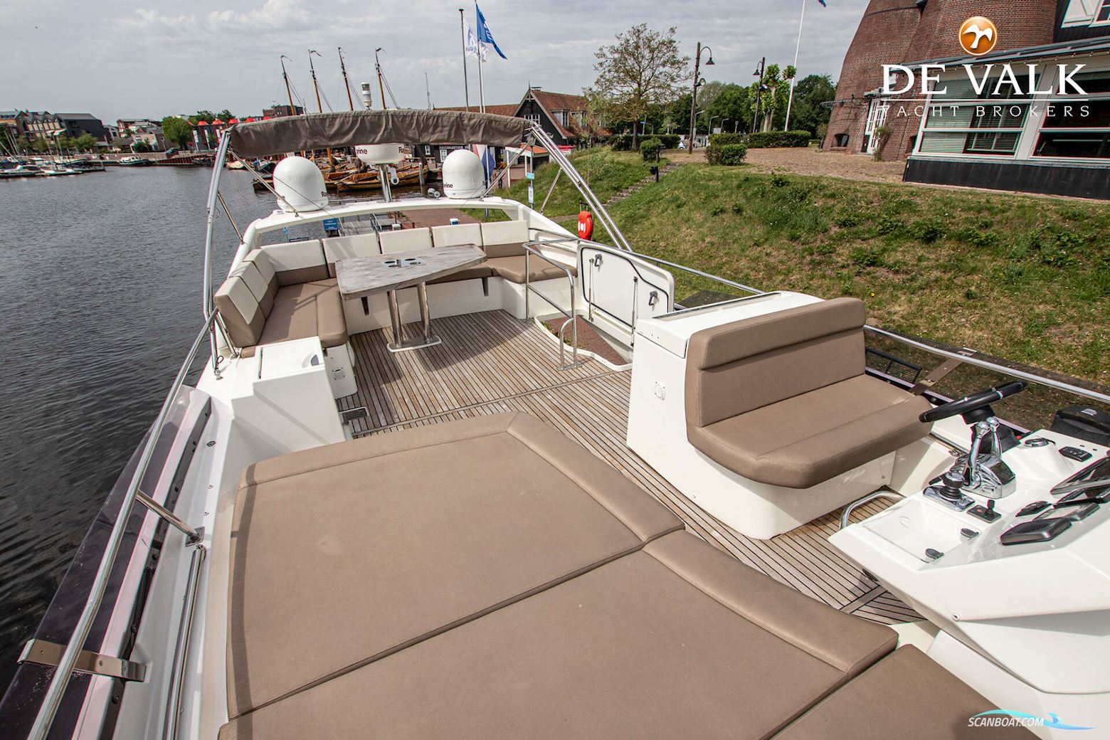 Prestige 550 Flybridge