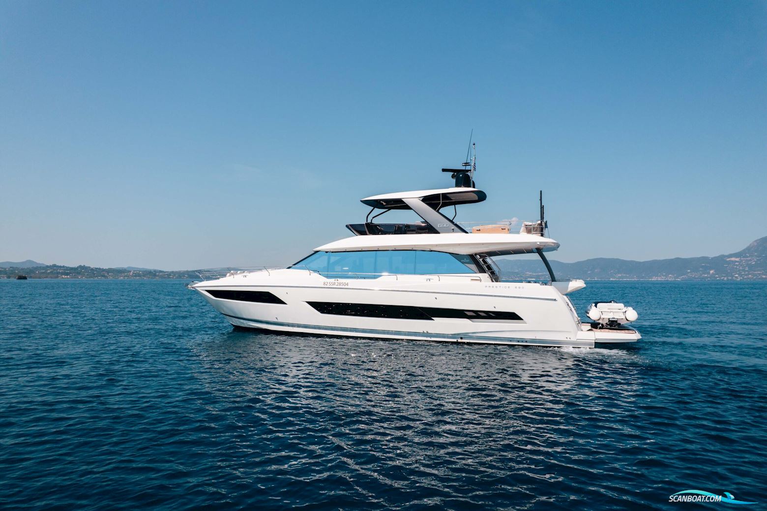 Prestige 690 flybridge