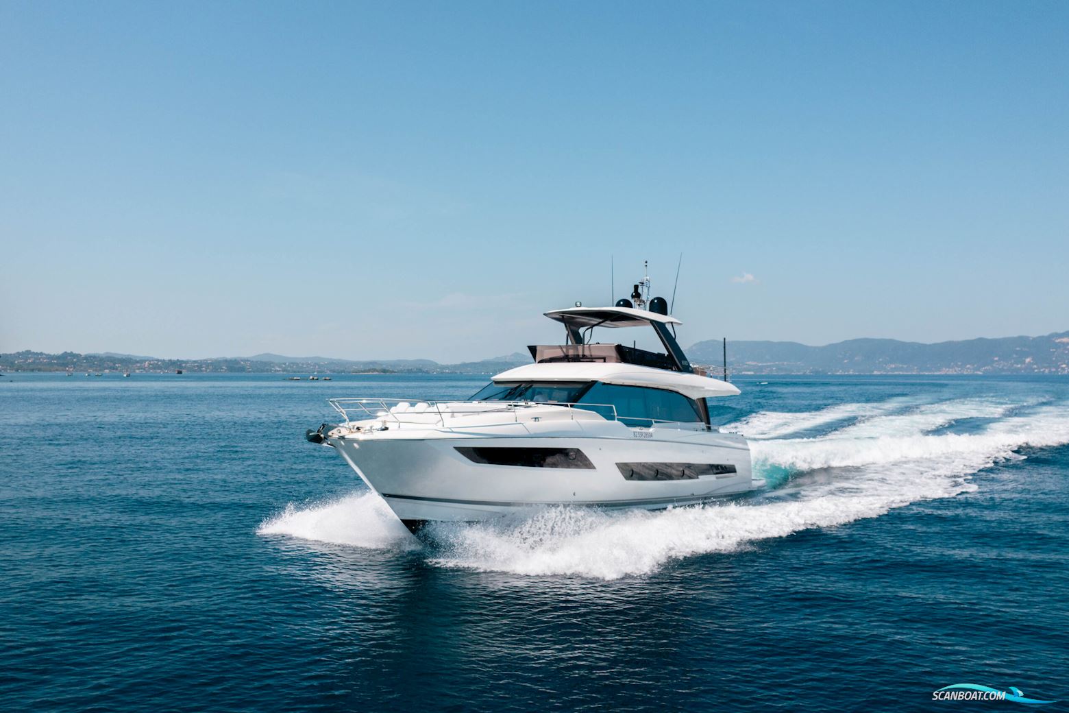 Prestige 690 flybridge